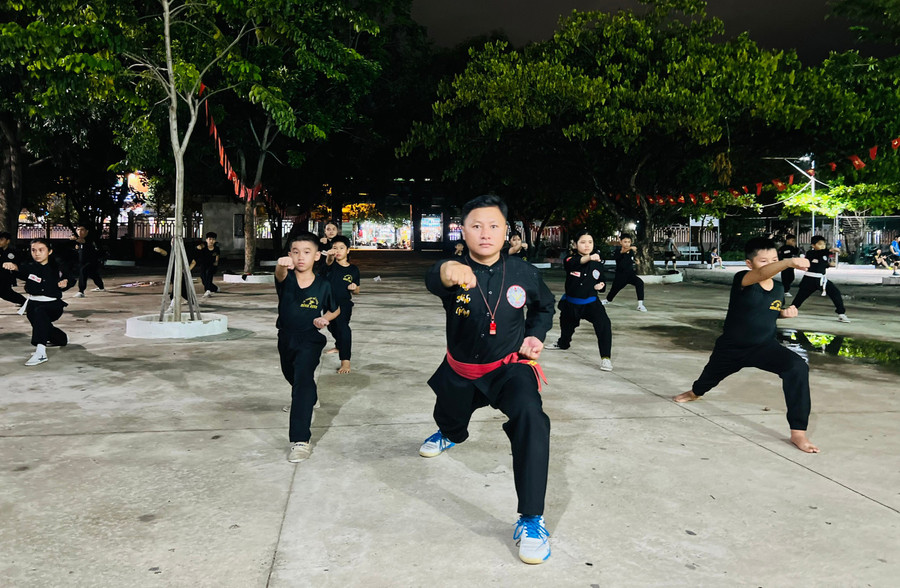 Master Nguyễn Minh Giang teaching traditional martial arts to students at Nhơn Bình Secondary School. Photo: M.N vo-co-truyen.jpg