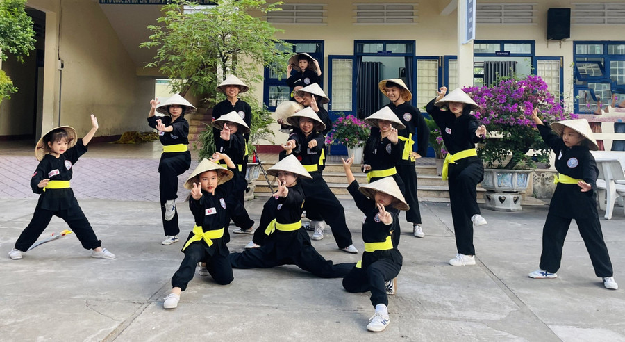 Students from Lê Lợi Secondary School are given opportunities to perform at various events to encourage their training. Photo: ĐVCC cac-vo-sinh.jpg