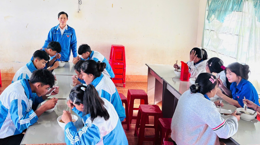 Students at Ya Ly High School enjoy quality breakfasts thanks to the dedication and love of the school’s Youth Union Secretary. Photo: Minh Nhật bi-thu-doan.jpg