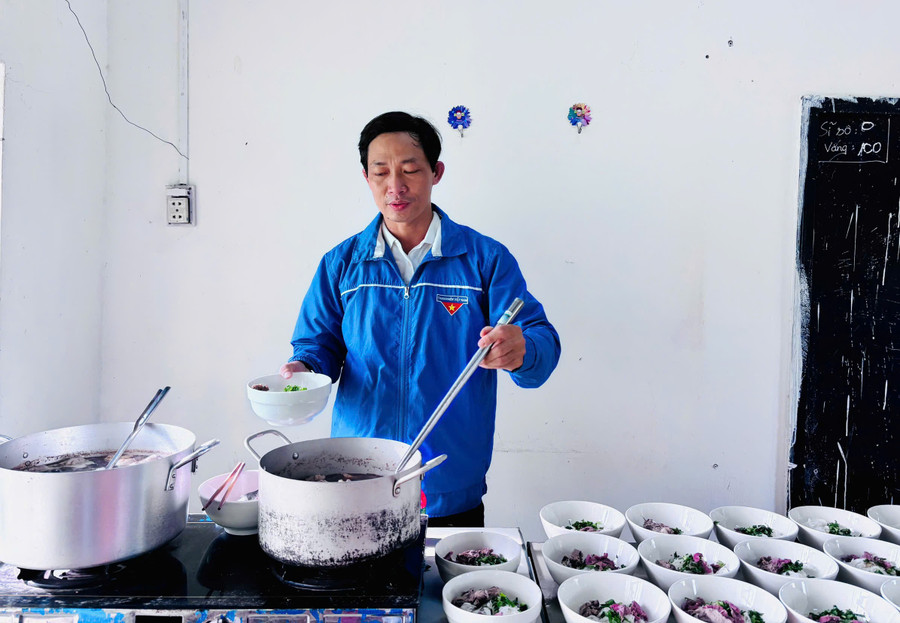 Nguyễn Viết Tài, Secretary of the Youth Union at Ya Ly High School, prepares breakfast for disadvantaged students. Photo: Minh Nhật thay-viet-tai.jpg