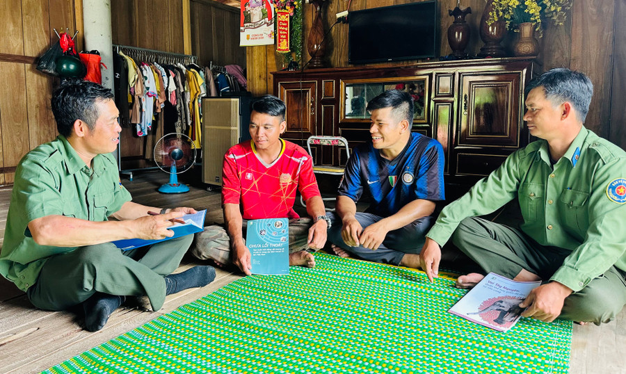 Officers from the Canh Tiến-Hồ Núi Một Forest Protection Station educate local residents on wildlife conservation awareness. Photo: D.Đ can-bo-tuyen-truyen.jpg