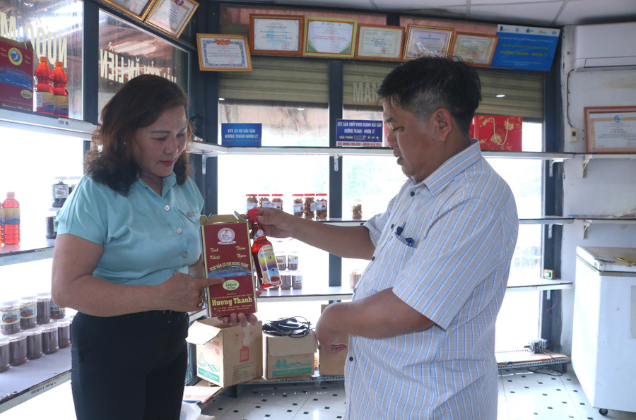 htx-san-xuat-kinh-doanh-hai-san-huong-thanh-da-cho-ra-doi-hang-loat-san-pham-dac-trung-nhu-nuoc-mam-truyen-thong-ca-com-kho-ruoc-kho-mam-ruoc.jpg