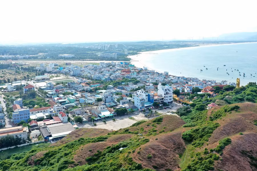 bien-nhon-ly-duoc-du-khach-trong-va-ngoai-nuoc-tim-den-tham-quan-trai-nghiem-duc-thuy.jpg