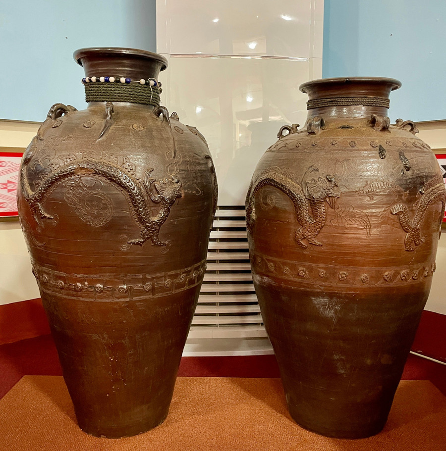 A pair of “husband and wife” ghè collected by collector Ngô Ngọc Tám from Lâm Đồng province. Photo: Phương Duyên ngo-ngoc-tam.jpg