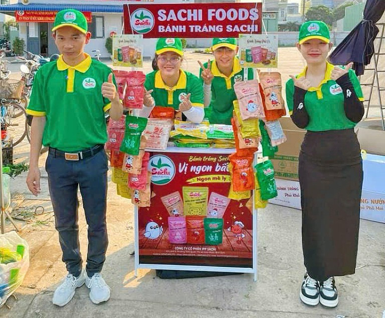 Product promotion by IPP Sachi JSC (Bồng Sơn Ward) at local markets in the province. Photo: H.Yến quang-ba-san-pham.jpg