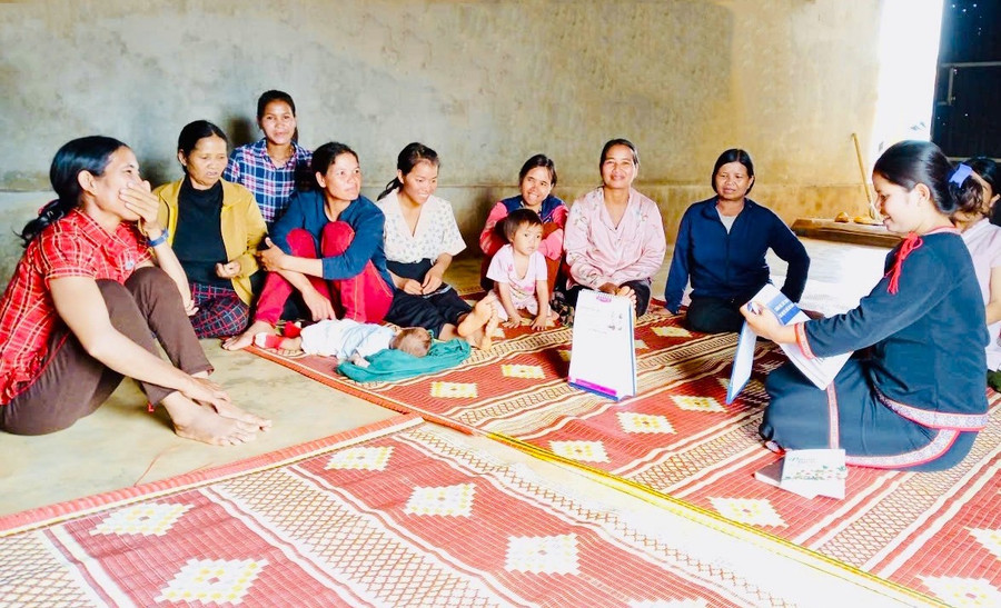 Continued efforts are needed to promote reproductive health care in villages and hamlets in the western region, helping to reduce home births. Photo: Như Nguyện sinh-con-tai-nha.jpg