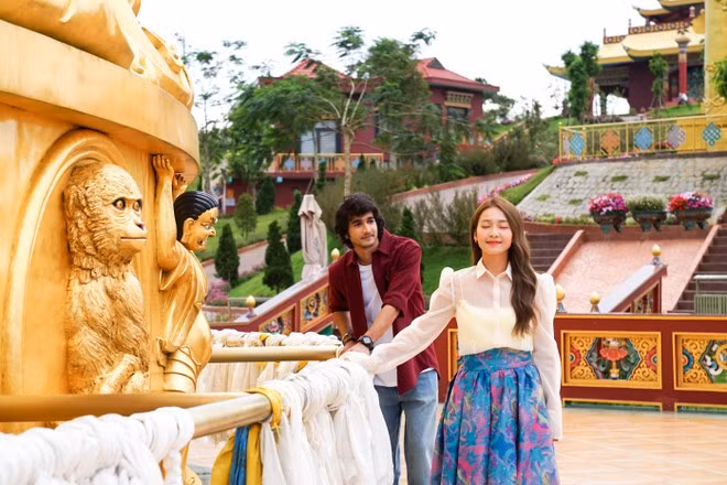 Khả Ngân stars opposite Indian actor Shantanu Maheshwari.