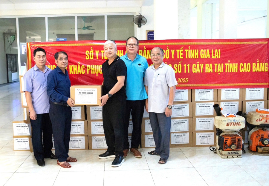 Director of the Department of Health Le Quang Hung (third from right) presents support packages including medicine kits, disinfectant sprayers, and essential medical supplies to the Cao Bang health sector. Photo: Provided by the Organizing Committee giam-doc-so.jpg