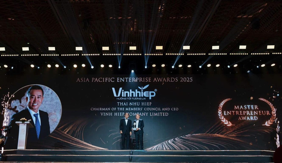 Mr. Thai Nhu Hiep, General Director of Vinh Hiep Co., Ltd., receives the Asia-Pacific Outstanding Entrepreneur Award. Photo: DNCC xay-dung-thuong-hieu.jpg