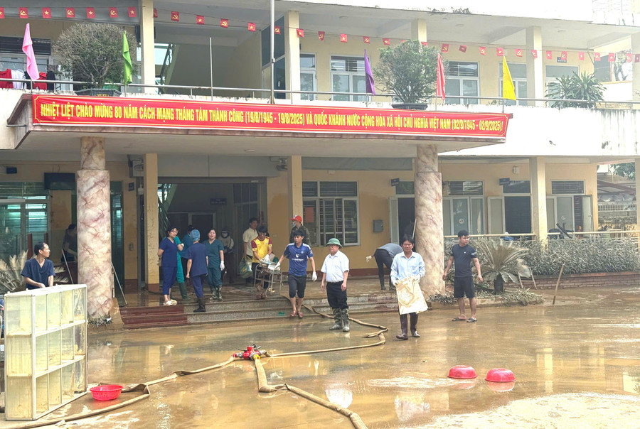 The Gia Lai medical team provides comprehensive disinfection support, helping Thai Nguyen Rehabilitation Hospital quickly restore safe conditions to receive patients again. Photo: Provided by the Organizing Committee cuu-tro-y-te.jpg