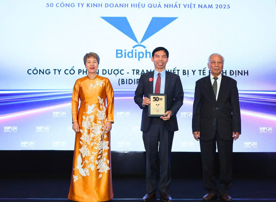BIDIPHAR leadership receives the Top 50 Most Efficiently Operating Companies in Vietnam award. Photo: Hai Yen nha-danh-hieu.jpg