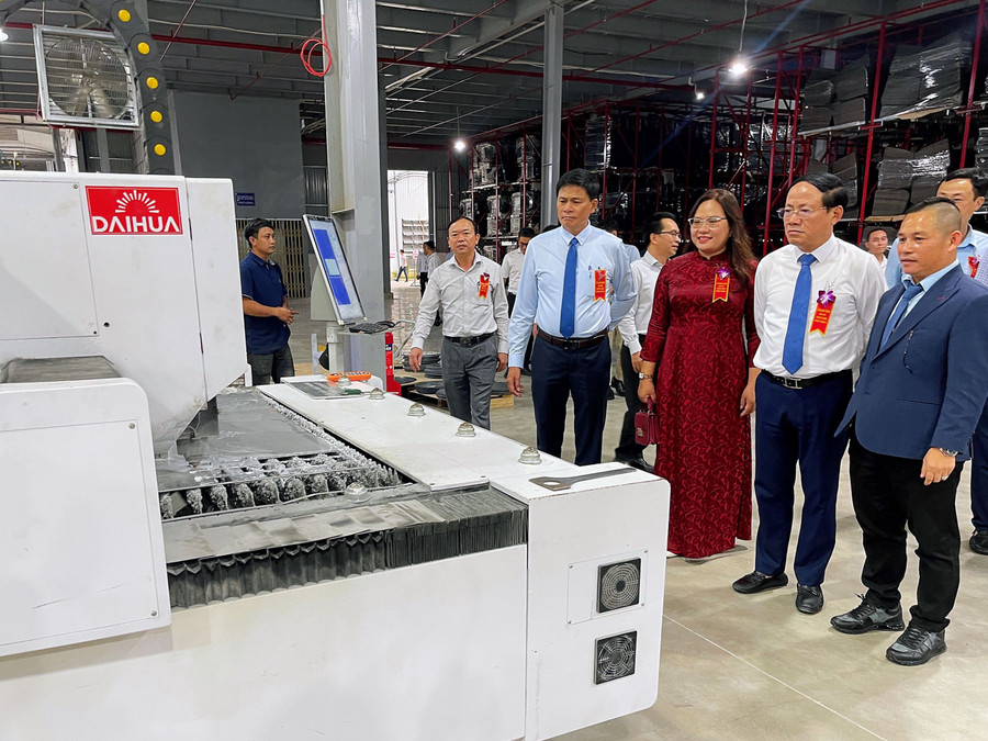 Provincial leaders visit the production plant of Hoang Giang Trading Co., Ltd. Photo: Hai Yen lanh-dao-tham.jpg