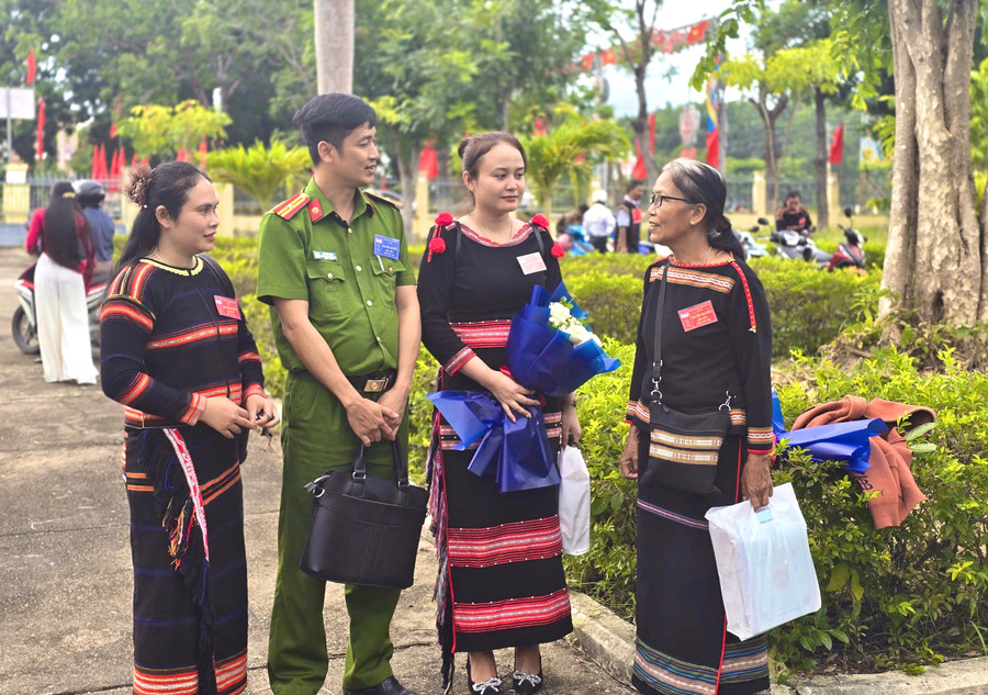 Major Đỗ Hòa Bình, Deputy Chief of Ia Pa Commune Police, talks with respected community members and Jrai women working in the local Fatherland Front. Photo: Provided by source ket-noi-cong-dong.jpg