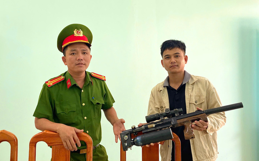 Đinh Hoàng Anh meets with Lieutenant Colonel Bành Trọng Tá, Deputy Chief of An Vinh Commune Police, to hand over the weapon. Photo: Provided by source giao-nop-vu-khi.jpg