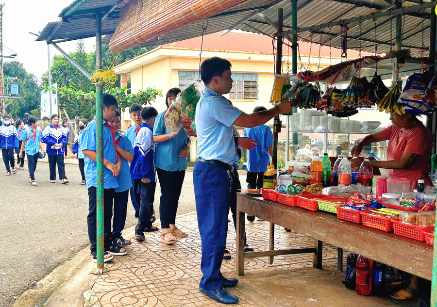 MSD officers conduct awareness campaigns at a business near Quang Trung Secondary School (Duc Co Commune). Photo: MSD MSD officers conduct awareness campaigns at a business near Quang Trung Secondary School (Duc Co Commune). Photo: MSD