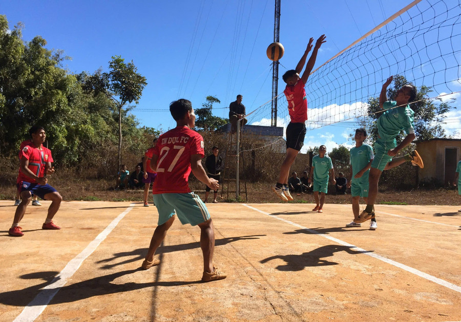 Residents of Đak Đoa Commune practicing volleyball. Photo: R'Ô Hok tap-bong-chuyen.jpg