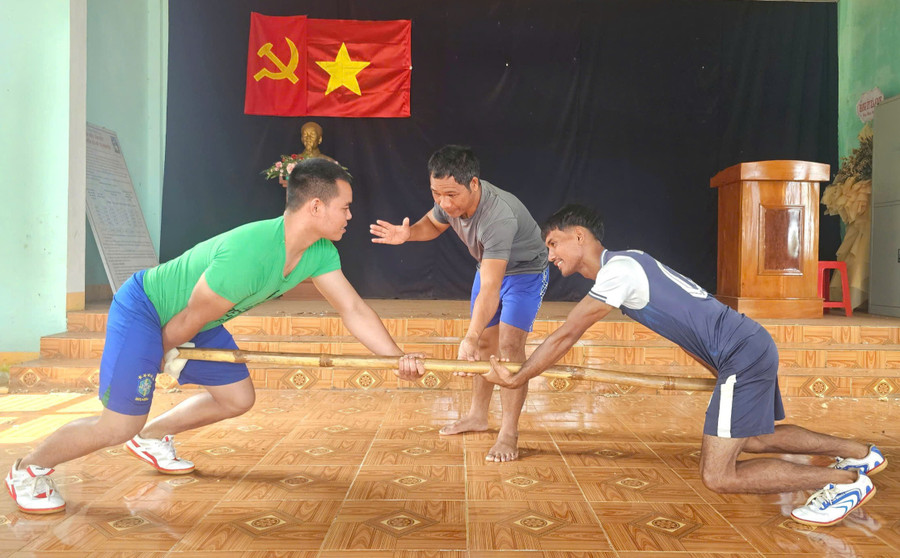Young athletes in Ia Băng Commune practicing stick pushing for competition. Photo: R'Ô Hok thi-day-gay.jpg