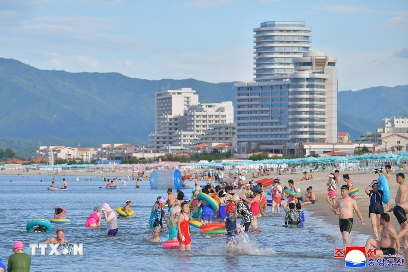 Tourists at the Wonsan-Kalma resort on July 1, 2025. (Photo: Yonhap/Vietnam News Agency) khu-du-lich-wonsan-kalma.jpg
