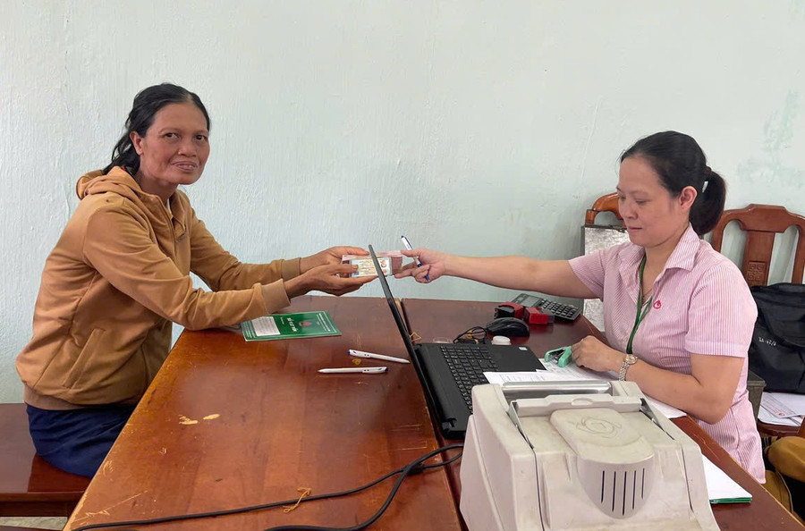 Members of the women’s loan group in Hamlet 4 (Ia Krái commune) borrow money to invest in economic development. Photo: Hải Yến phu-nu.jpg