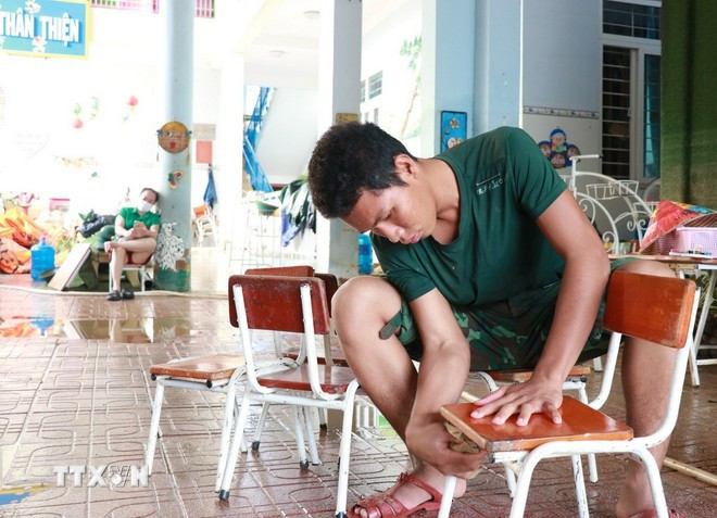 The military helps clean up at Vĩnh Thạnh Kindergarten, Tây Nha Trang ward, Khánh Hòa province. (Photo: Phan Sáu/Vietnam News Agency)