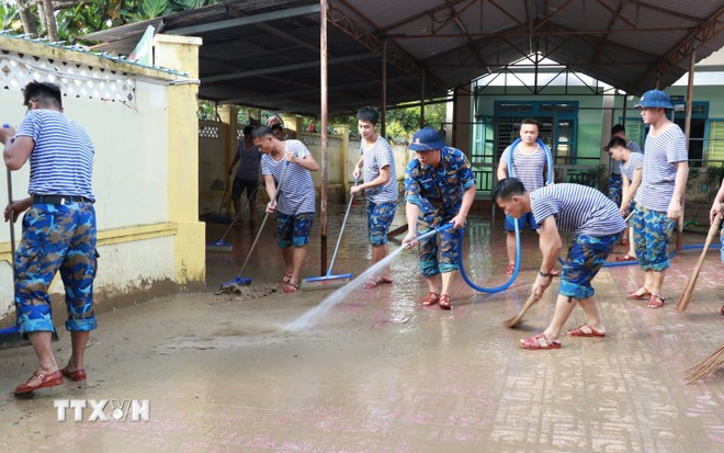 Cadets from the Information Officers School assist with cleaning at schools in Khánh Hòa province. (Photo: Phan Sáu/Vietnam News Agency)