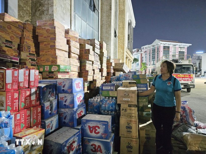 Goods donated by citizens and benefactors are gathered at the Quảng Ninh Provincial Fatherland Front for delivery to flood-affected areas. (Photo: Thanh Vân/Vietnam News Agency)