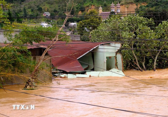 A house along the Đa Nhim River (near Đơn Dương Bridge, D’ran commune) had its roof torn off and solid walls destroyed by floodwaters. (Photo: Nguyễn Dũng/Vietnam News Agency)