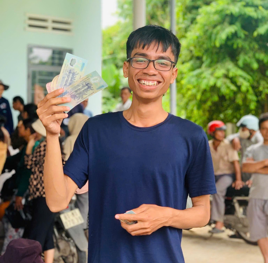 Kpă Bay (Thăm village, Ia Pa commune) excitedly receives the money for September 2. Photo: Lạc Hà z6966415780660-a9f7496a5f0104238020b6d6d2e97bd3.jpg