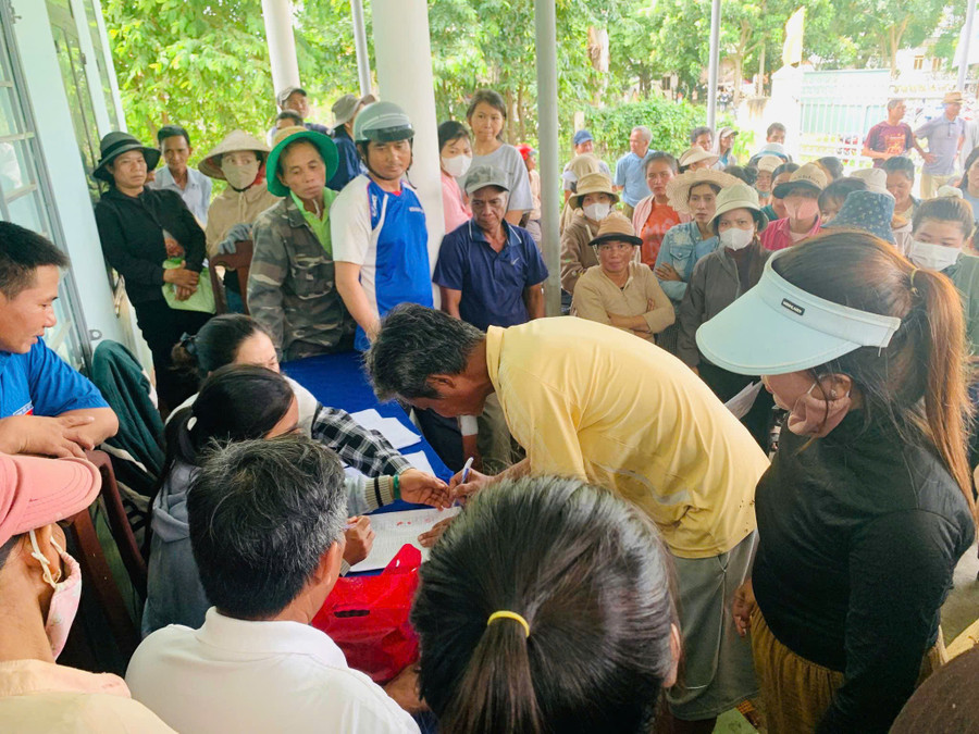 From 6 a.m., a large number of residents gathered at the Thăm village cultural house (Ia Pa commune) to receive the government's gifts. Photo: Lạc Hà z6966486272714-d5a769ff7ef5f3a70b907bef269a7f05.jpg