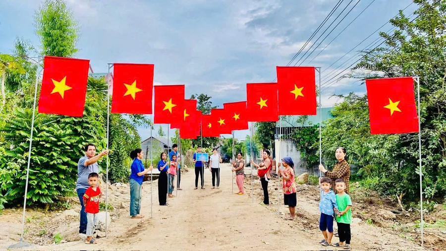 The youth union of Tân Điệp village (Chư A Thai commune) launched the “National Flag Road” project to mark National Day. Photo: Vũ Chi chi-doan-thanh-nien-thon-tan-diep-xa-chu-a-thai-ra-mat-duong-co-to-quoc-nhan-ngay-quoc-khanh-anh-vu-chi.jpg