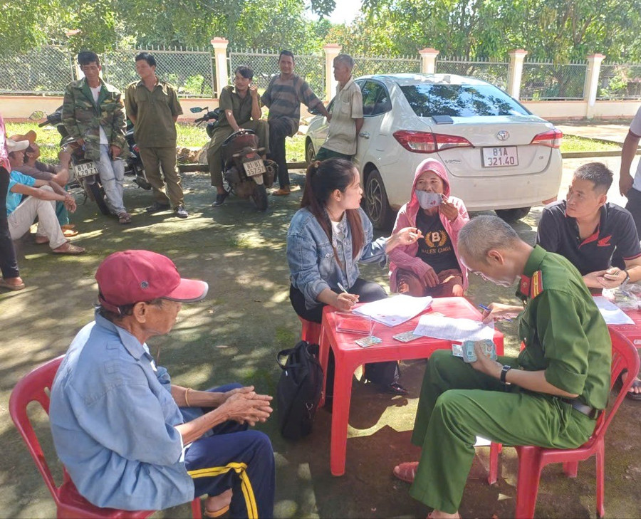 The process of reviewing and distributing money was carried out swiftly by the Ia Mơ commune authorities. Photo: Q.T viec-trien-khai-ra-soat-va-tien-hanh-ho-tro-duoc-chinh-quyen-xa-ia-mo-trien-khai-rat-nhanh-chong-6318.jpg