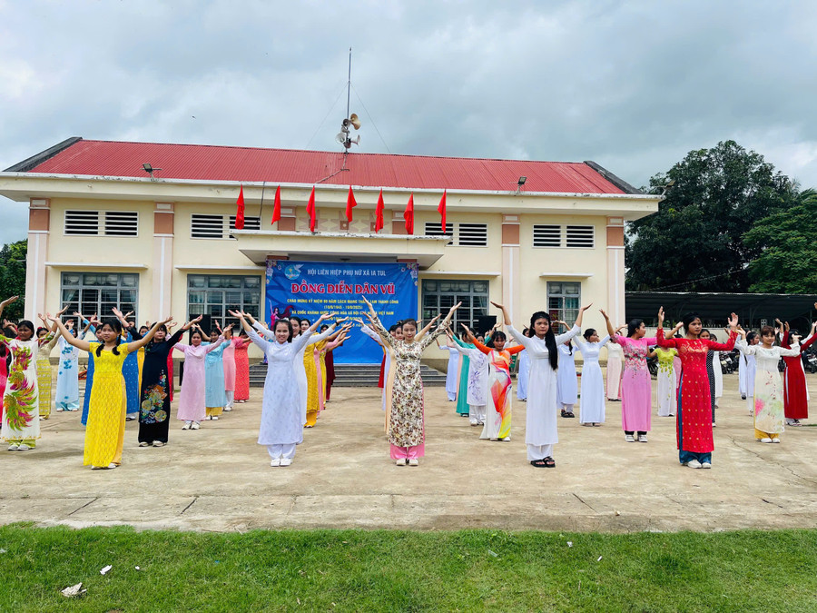 The mass folk dance performance by the Women’s Union of Ia Tul commune in celebration of National Day. Photo: Vũ Chi man-dong-dien-dan-vu-cua-hoi-lien-hiep-phu-nu-xa-ia-tul-chao-mung-quoc-khanh-anh-vu-chi.jpg