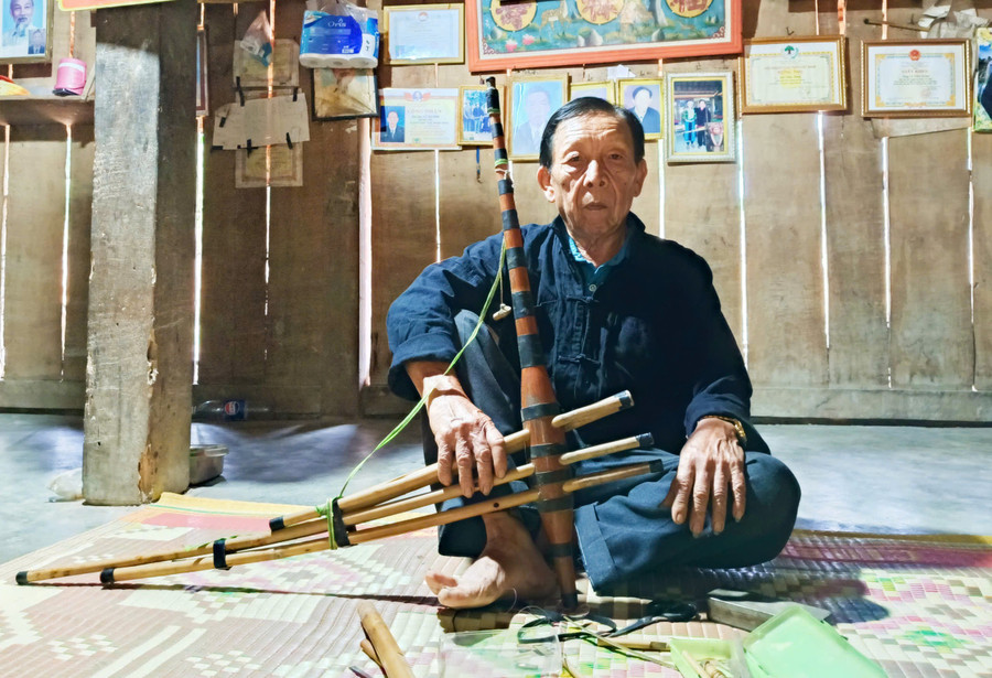 Mr. Tính shared that the Mông people in Ya Hội commune still preserve and maintain the tradition of celebrating Independence Day. Photo: Ngọc Minh z6966487020846-5b2be0064a8d12d0ccd34692331a321a.jpg
