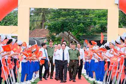 Head of the Central Propaganda and Education Commission Trịnh Văn Quyết attends the All-People's Day for National Security Protection in Hoai Nhon Bac Ward