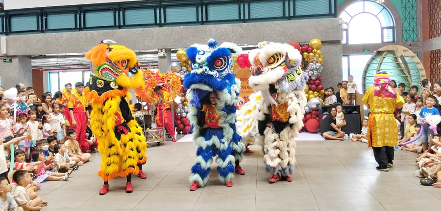 Lion dance at the 2025 Mid-Autumn Festival welcome event. Photo: Văn Lực 2-mua-lan-tai-su-kien-don-trung-thu.jpg