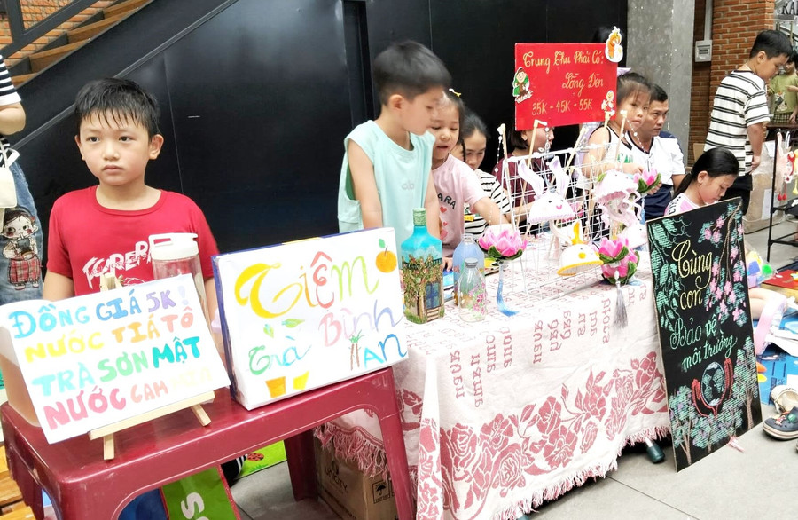 Children’s “mini shops” at the 2025 Mid-Autumn Festival welcome event, promoting the message of environmental protection. Photo: Văn Lực 3-gian-hang-tai-che.jpg