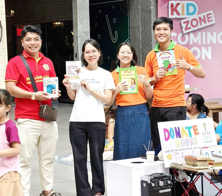 Book donation drive for the Canh Tiến village library at the 2025 Mid-Autumn Festival welcome event. Photo: Văn Lực 1-keu-goi-quyen-gop-sach.jpg