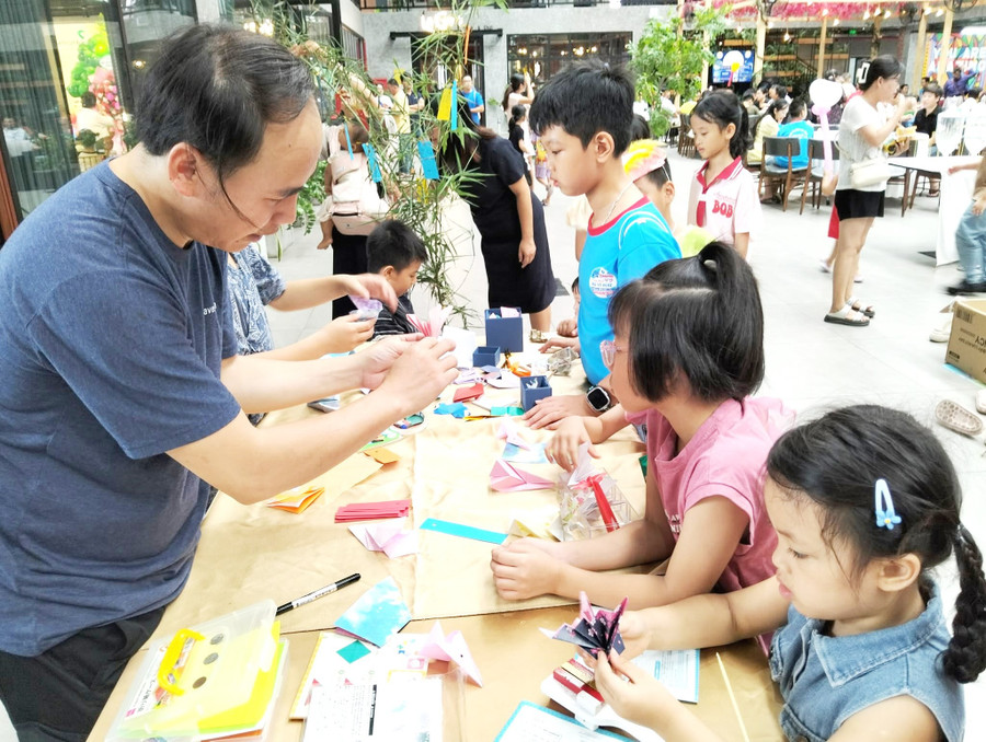 Children learning Origami. Photo: Văn Lực 5-day-gap-giay.jpg