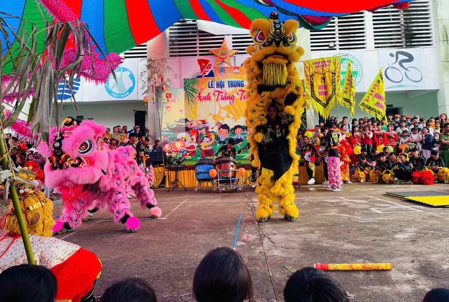 A vibrant lion dance performance at the "Vui hội Trung thu" program for children. Photo: Vũ Chi gen-h-z7057606920495-b9eafddb659a94d86936b8af23062bc3.jpg