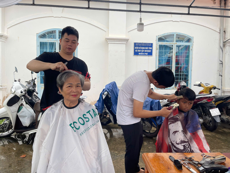 Children and the elderly receive free haircuts at the program. Photo: Vũ Chi gen-h-z7057563512226-e3c149eab697fbf67e5c3ce1cf41d5a5.jpg