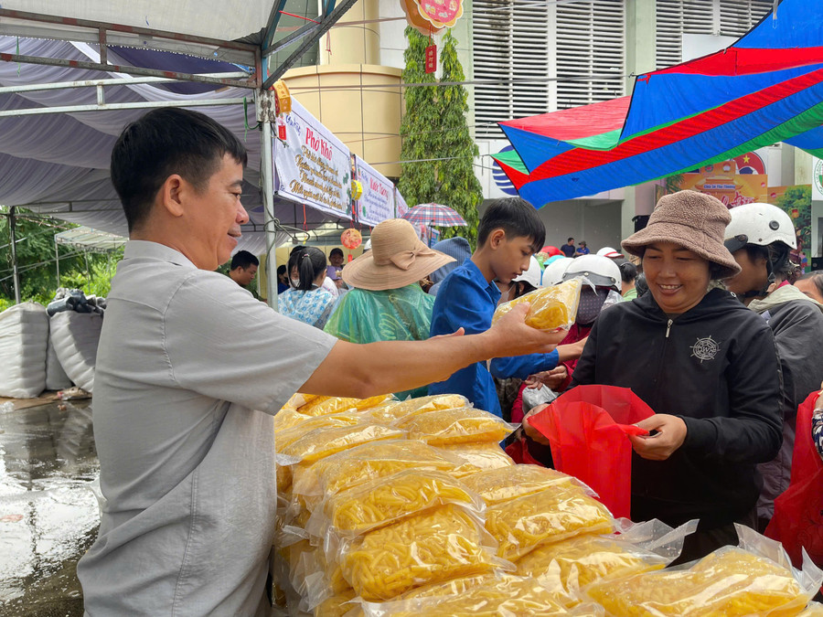 Fifteen booths with 300 gift sets for disadvantaged families in Ayun Pa Ward. Photo: Vũ Chi gen-h-z7057562478346-2850c6ec0d5979d8956d19f3d783d771.jpg