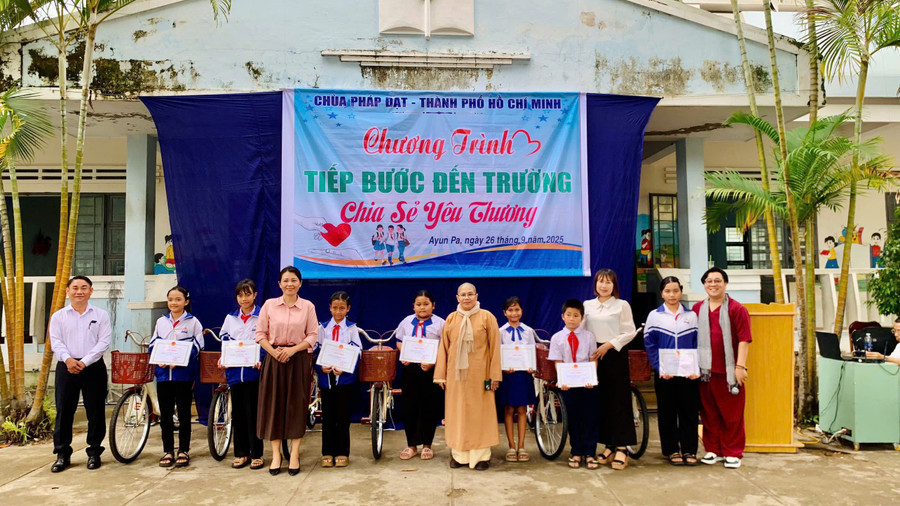 Organizers present bicycles to underprivileged students at Trần Hưng Đạo Primary and Secondary School. Photo: Vũ Chi gen-h-123444.jpg
