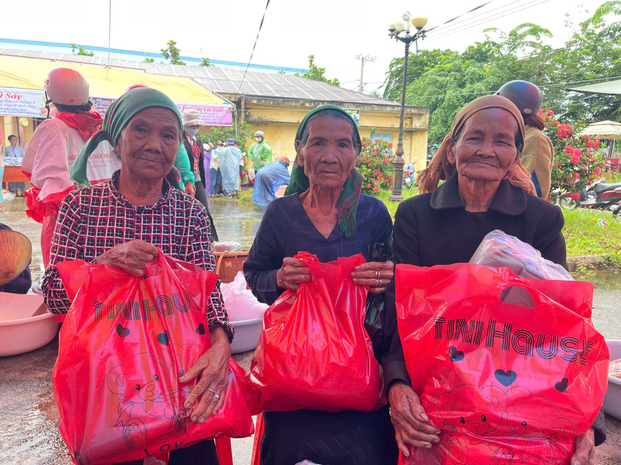 Mrs. Kpă H’Ni (far right, Ama Knik village) and local residents happily receive gifts from the program. Photo: Vũ Chi gen-h-z7057562479379-5a6dc5f7f844d9bdbaf8af5e75551413.jpg