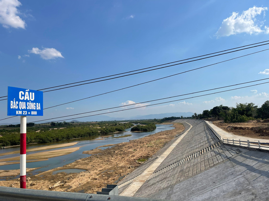 Anti-erosion embankment project along the Ba River, near Ia Kdăm Bridge. Photo: Vũ Chi cong-trinh-ke-chong-sat-lo-bo-song-khu-vuc-cau-ia-kdam-anh-vu-chi.jpg
