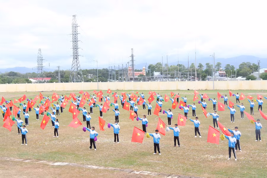 man-dong-dien-cua-cac-em-hoc-sinh-truong-tieu-hoc-va-thcs-le-van-tam-tai-dai-hoi-anh-vu-chi.jpg