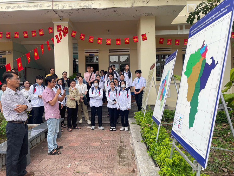 Dr. Lưu Hồng Sơn (Pleiku Museum) introduces the Han-Nom heritage of Gia Lai province to delegates and students. Photo: Vũ Chi gen-h-z6949909128405-7e777a7c6eaa0200d84beac53da8fb60.jpg