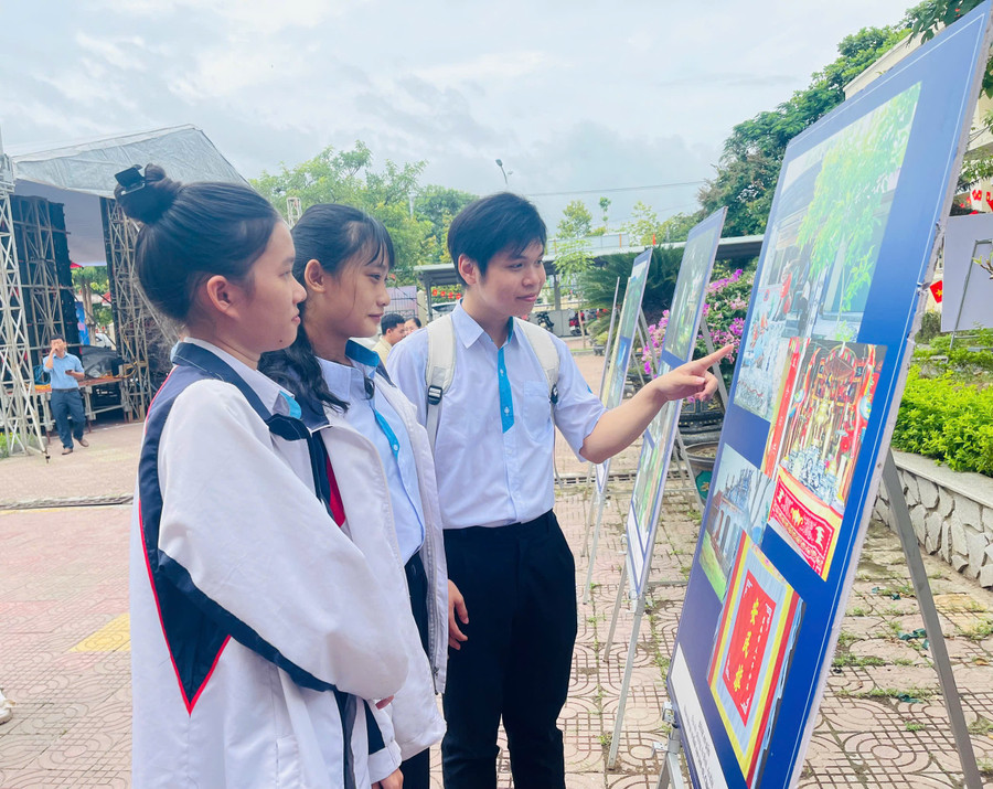 Students from Le Thanh Tong High School enthusiastically visit the exhibition. Photo: Vũ Chi gen-h-z6949909125225-09a8b3223b3915406ef37f79e59b2491.jpg