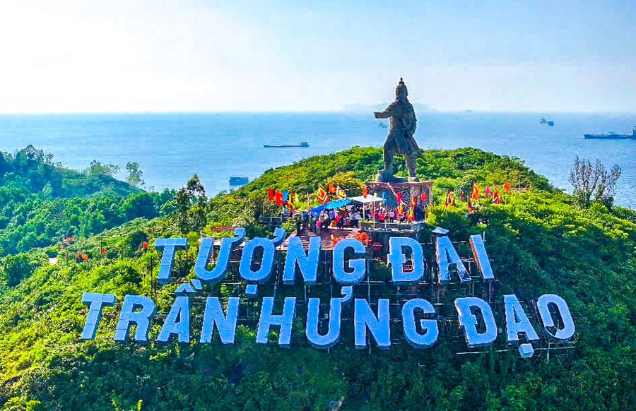 Overview of the procession honoring the spirit of Đức Thánh Trần. Photo: Dũng Nhân toan-canh-le-ruoc-giac-linh-duc-thanh-tranjpg.jpg