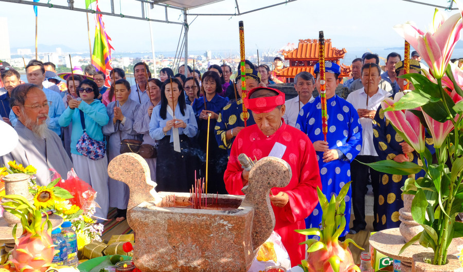 Conducting the procession ritual for the spirit of Đức Thánh Trần. Photo: Ngọc Nhuận tien-hanh-nghi-thuc-ruoc-giac-linhjpg.jpg
