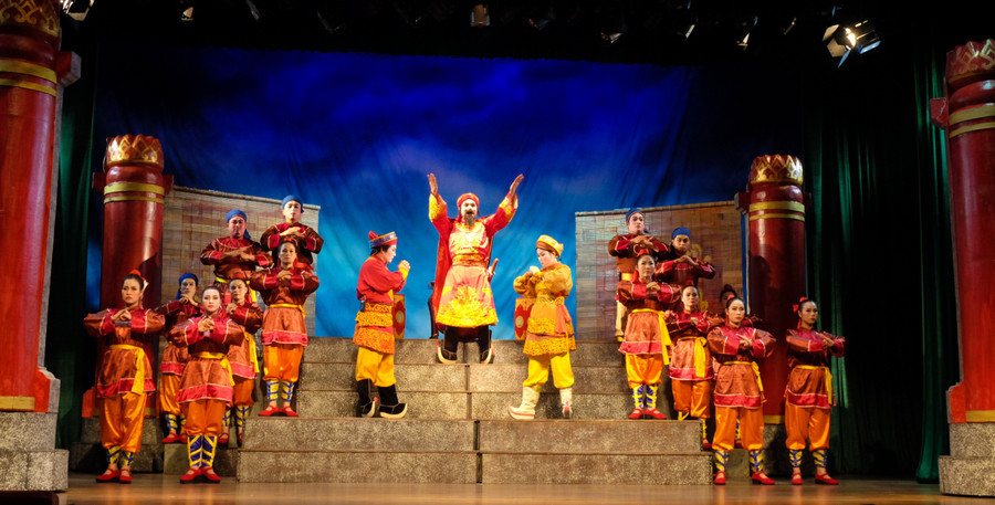 The tuồng play Nhìn lại một vương triều (Looking Back at a Dynasty) has been revived and enhanced to compete at the 2025 National Tuồng and Folk Opera Festival. Photo: Ngọc Nhuận vo-tuong-nhin-lai-mot-vuong-trieu-duoc-phuc-hoi-nang-cao-de-du-thijpg.jpg